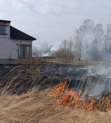 На Волині рятувальники винесли з палаючої квартири чоловіка, який отруївся чадним газом (Фото)