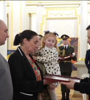 Золоту Зірку Героя України з Полтавщини Володимир Зеленський передав його родині