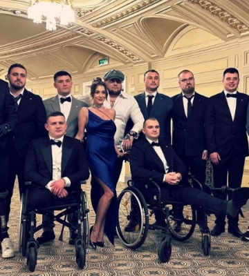 Порноакторка зі Львівщини зробила фотосесію з військовими, які втратили кінцівки (відео)