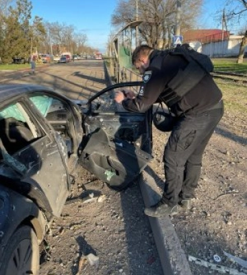 Постраждалі містяни, пошкоджені будинки, згорілі авто - поліцейські документують наслідки денної ворожої атаки Миколаєва