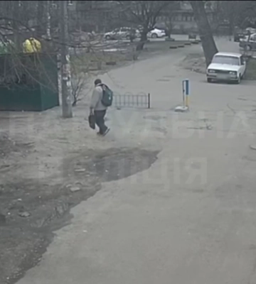 В Киеве задержали поджигателя мусорных баков, видео