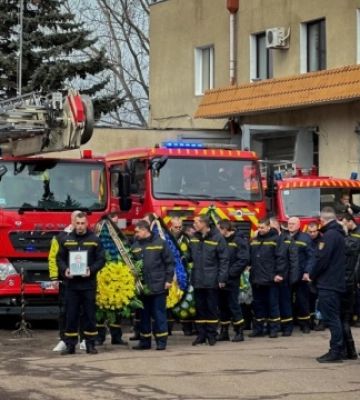 На Одещині попрощались з рятувальником, який загинув внаслідок повторного ракетного удару