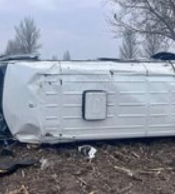 Под Днепром слетел с дороги и перевернулся автобус с людьми. Четверо погибших — фото