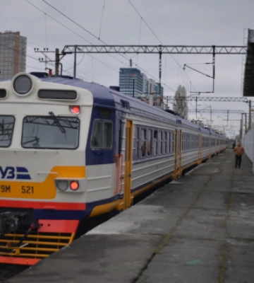 У Києві на під потяг міської електрички потрапила людина