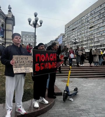 Відомий лучанин Monatik з дружиною та синами взяв участь у мітингу на підтримку полонених військових