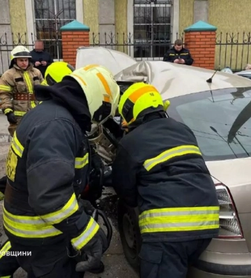 У Дніпрі маршрутка з пасажирами зіткнулася зі Skoda (ВІДЕО)