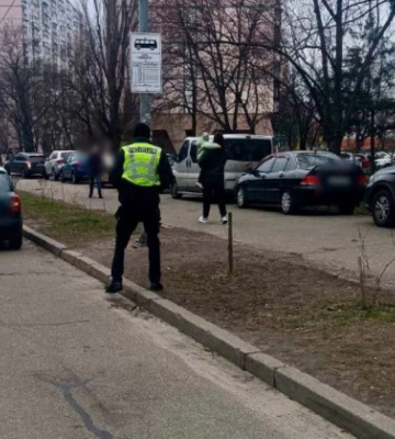 В Киеве полиция занялась водителями, которые припарковались у мест остановок маршруток