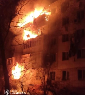 росіяни вночі обстріляли Херсон: влучили у п’ятиповерховий будинок