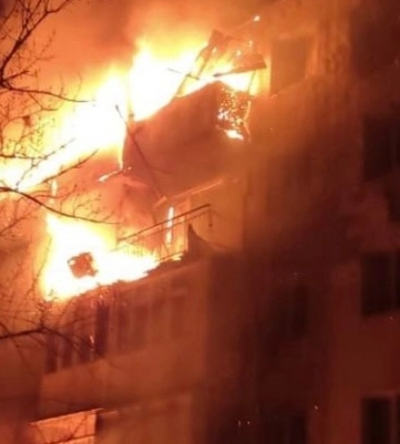 У Херсоні спалахнула п'ятиповерхівка після влучання російського снаряда