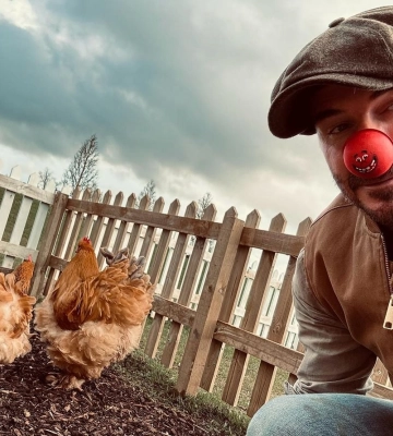 Девід Бекхем розчулив мережу кумедним відео з курками на фермі
