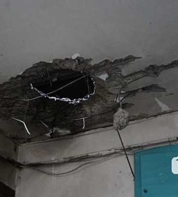 В Кривом Роге взрывчатая часть «шахеда» пробила крышу в подъезде