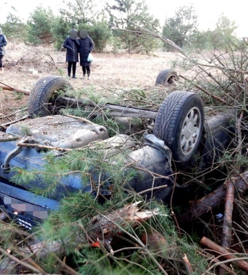 Авто врізалося у дерево і перекинулося на дах: смертельна ДТП на Рівненщині