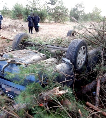 Авто врізалося у дерево і перекинулося на дах: смертельна ДТП на Рівненщині