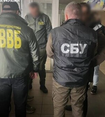 На Львовщине мужчина предлагал пограничнику $9000 взятки за выезд за границу, - ГПСУ. ФОТОрепортаж