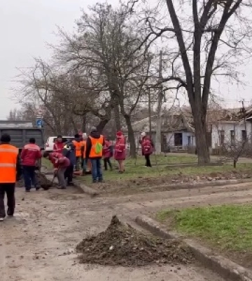 Працюють з самого ранку: комунальні служби ліквідовують наслідки ракетного удару по Миколаєву
