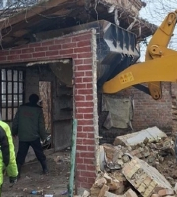 У Луцьку муніципали розвалили нічийну халупу в Старому місті 