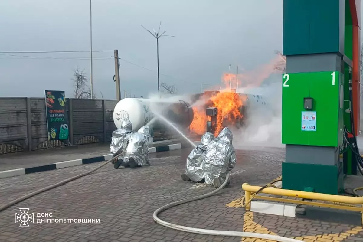 Войска РФ ударили по Никополю, горела АЗС. ФОТО - Региональные новости