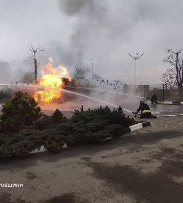 Війська РФ ударили по Нікополю, горіла АЗС. ФОТО