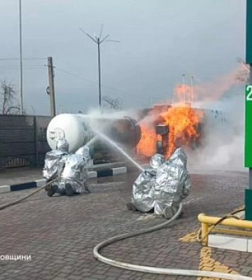 Горіла газова колонка – у Нікополі ворог влучив в АЗС