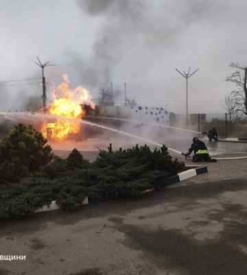 В Никополе во время обстрела загорелась АЗС