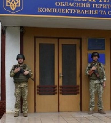 Харьковчанин пытался убить себя в здании ТЦК на Закарпатье: детали инцидента и официальные заявления