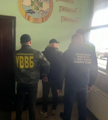 На Львівщині затримали чоловіка, який намагався підкупити інспектора, щоб виїхати за кордон