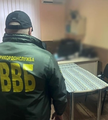 На Львівщині затримали чоловіка, який намагався підкупити інспектора, щоб виїхати за кордон