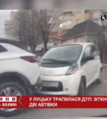 У Луцьку на перехресті зіткнулися дві автівки – на місці працює поліція (відео)