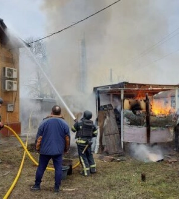 Окупанти поцілили по території храму в с. Новоосинове на Харківщині, вибухами пошкоджено будівлю сільради, одну людину поранено. ФОТОрепортаж