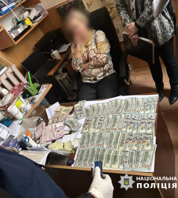 4,5 тисячі доларів за ІІ групу інвалідності: у Чернівцях викрили посадовицю ЛКК