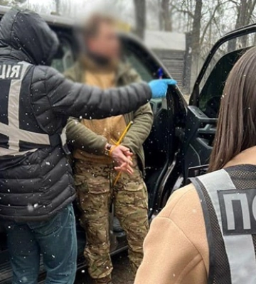 В Киеве мошенник обещал выдать удостоверение советника командира батальона ВСУ