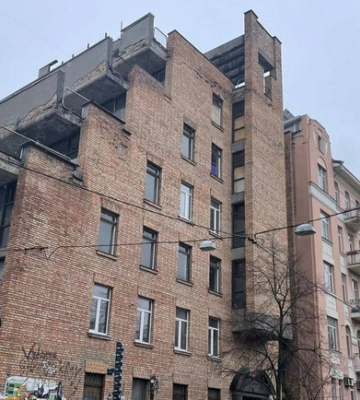 На вулиці Рейтарській відреставрують незвичайну будівлю у стилі модернізм - фото
