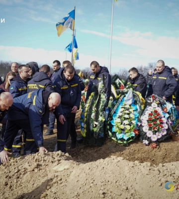 Погиб, спасая других: в Одесской области похоронили пожарного Дениса Колесникова, которого убила Россия