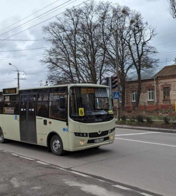 Місця для маломобільних та оплата за QR-кодом: у Рівному почали курсувати комунальні автобуси (ВІДЕО)