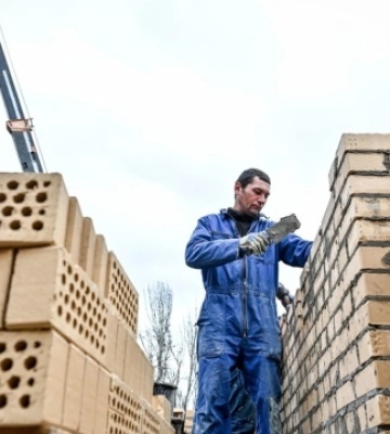 У Запоріжжі відновлюють багатоповерхівку, зруйновану російською ракетою