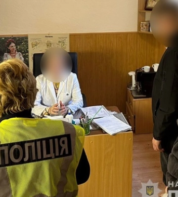 На Буковині затримали посадовицю лікарської комісії, яка брала хабарі