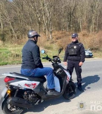 Поліцейські Закарпаття продовжують зупиняти всіх підряд мотоциклістив: в чому спава