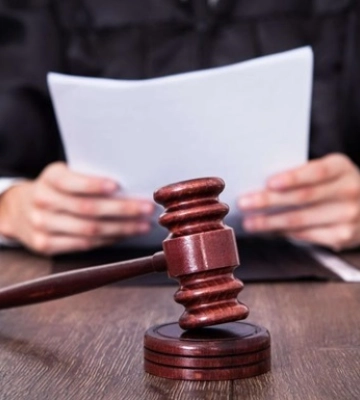 Вчительку зі Львівщини судили за знущання її сина з однокласниці