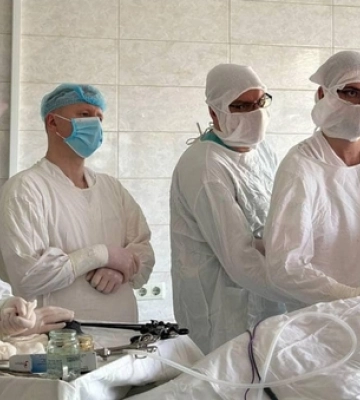 На Волині лікарі видалили пацієнту велику кісту нирки без жодного розрізу 