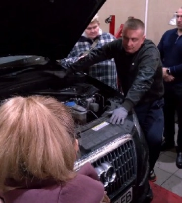 Жінки в автосфері: у Миколаєві запустили практичний курс з комп'ютерної діагностики авто