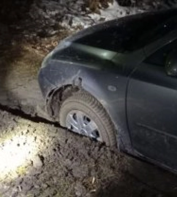 У Житомирі Mazda застрягла в багнюці в одному з провулків, рятувальники дістати автівку за 2 години