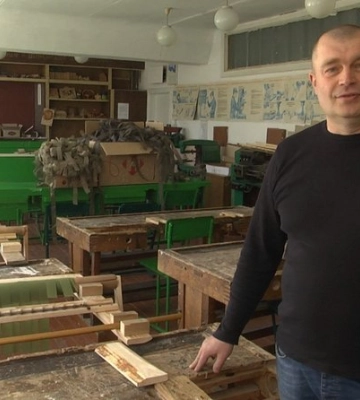 Вчитель з Волині розробив пристрій для швидкого нарізання стрічок на маскувальні сітки