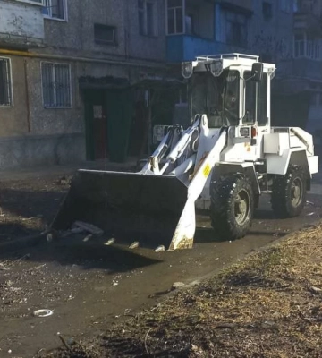 У Сумах прибирають будівельне сміття навколо будинку, зруйнованого “шахедом”
