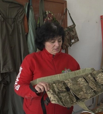У волонтерському ательє на Волині шиють безкаркасні ноші, тактичні килимки та намети-пончо