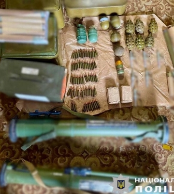 Гранати, гранатомети та набої: жителя Київщини підозрюють в незаконному придбанні та зберіганні боєприпасів
