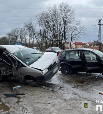 Поблизу Львова трапилася масштабна ДТП: постраждало четверо людей (ФОТО)