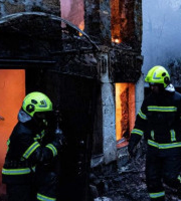 У Києві під час ліквідації пожежі у приватному будинку знайдено обгоріле тіло людини. ФОТО