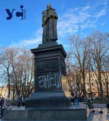 В Одесі невідомі обмалювали резонансний пам’ятник