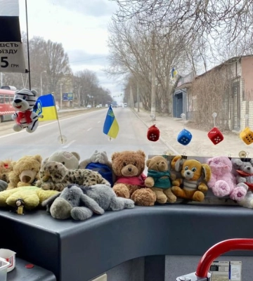 Підіймає настрій пасажирам: у Дніпрі курсує автобус з м’якими іграшками