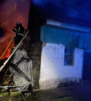 На Тячівщині горіла надвірна споруда
